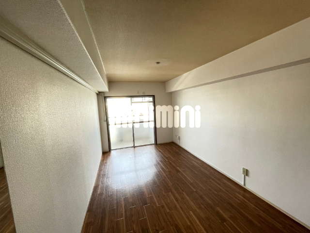 居室・リビング　広々した洋間です。