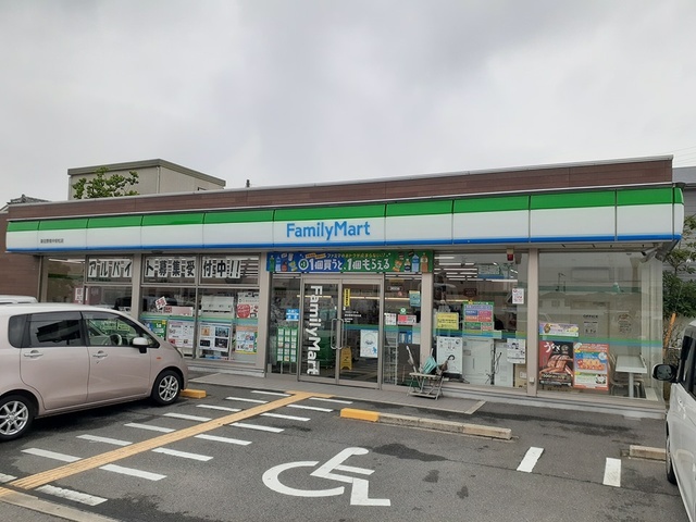 コンビニ　ファミリーマート様（コンビニ）まで381m