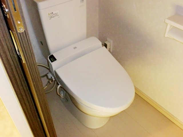 トイレ　別号室参考写真です。