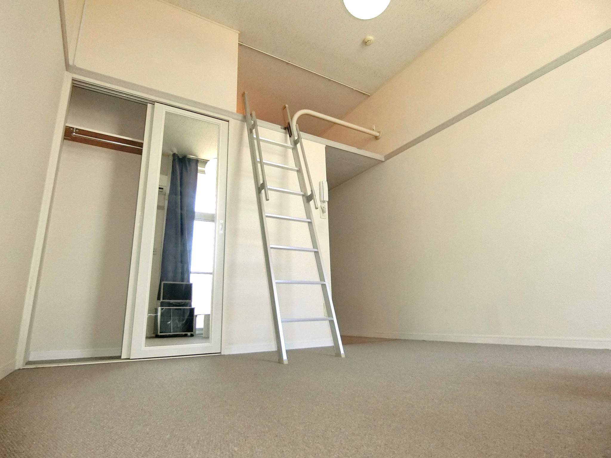 居室・リビング　上部にベッドスペース・クローゼット・全身鏡・照明を完備です☆