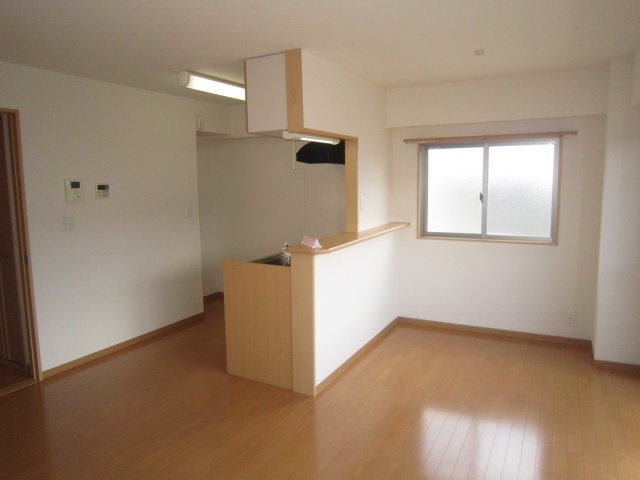 居室・リビング　中部屋のため側面窓なし