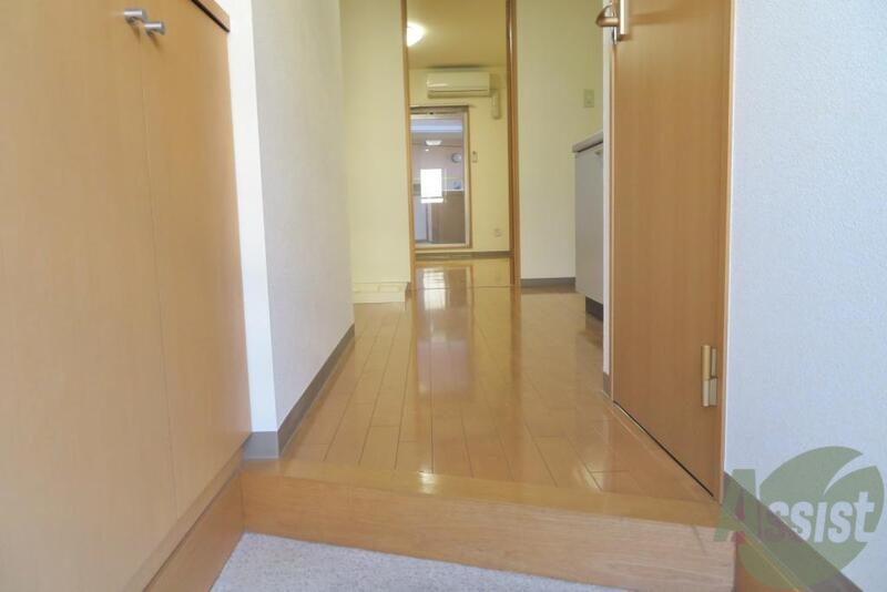 玄関　玄関から撮影しました。敷居が高くなくて安心ですね。