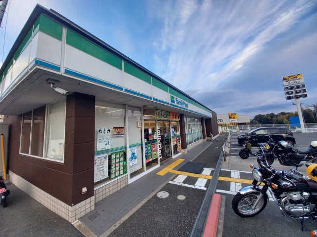 コンビニ　ファミリーマート　八幡美濃山店（コンビニ）まで1037m