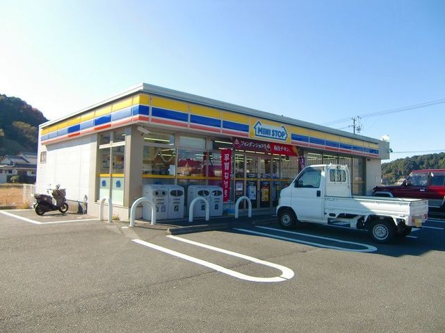 コンビニ　ミニストップ菊川半済店（コンビニ）まで950m