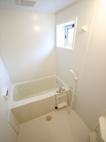 バス・シャワールーム　追焚付のUB　窓があり換気良好