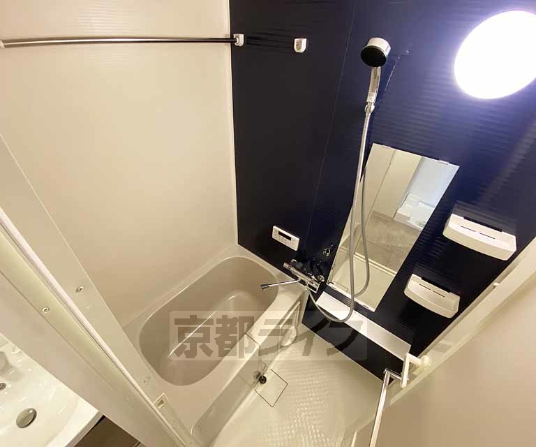 バス・シャワールーム　浴室乾燥機を備えたバスルームです。