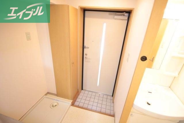 玄関　別のお部屋の写真です。実際とは異なります。