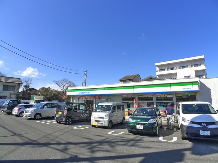 コンビニ　ファミリーマート（コンビニ）まで100m