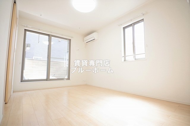 居室・リビング　窓が多く明るいリビング！