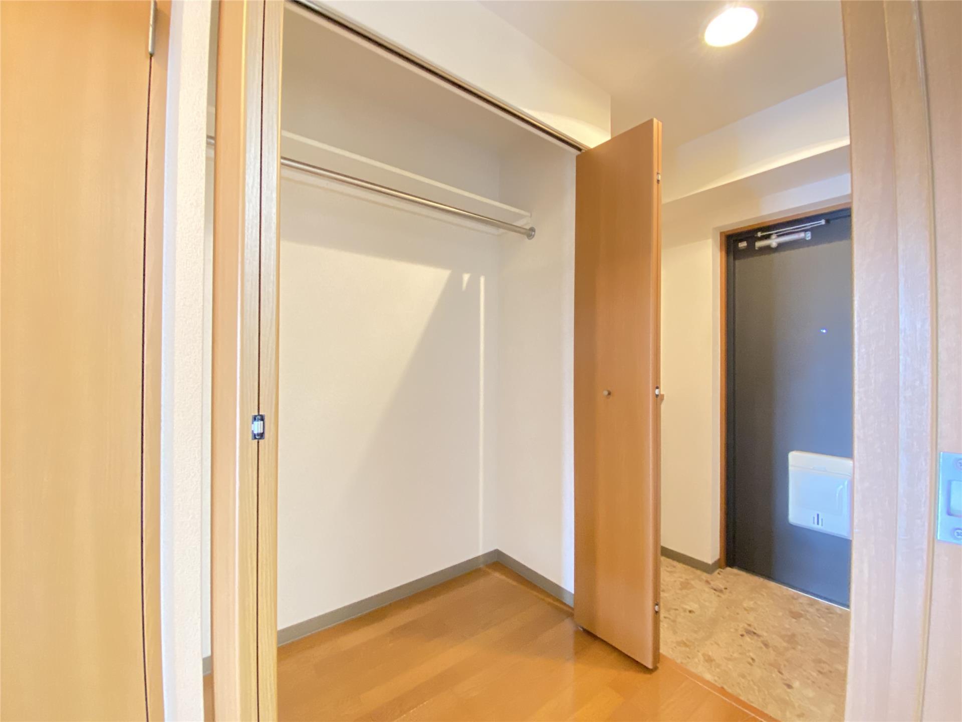 収納　玄関に入ると大容量のクローゼットがあって便利です♪