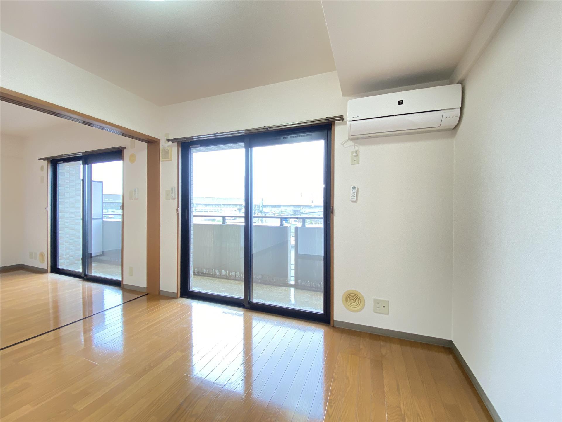 居室・リビング　リビングと隣の洋室の間をつなげれば広々使えます！