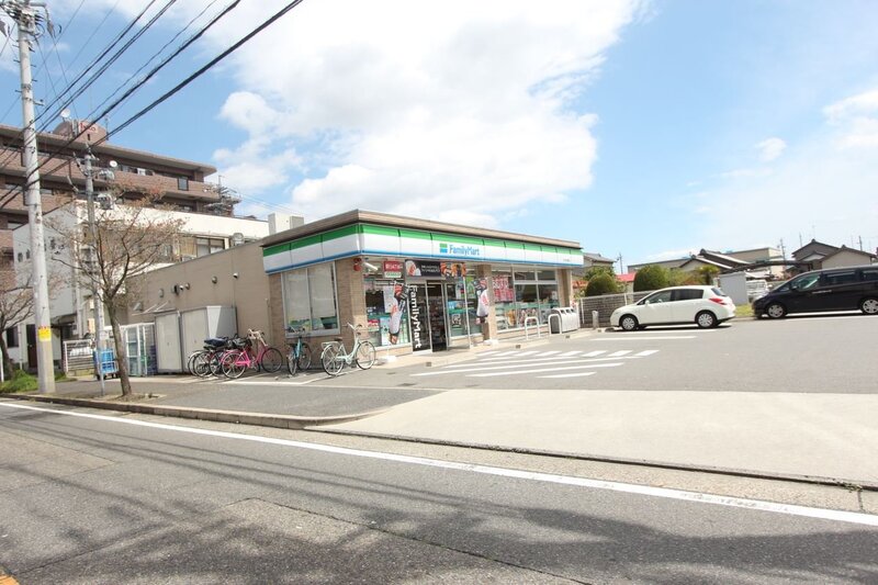 コンビニ　ファミリーマート中川西伏屋店（コンビニ）まで535m