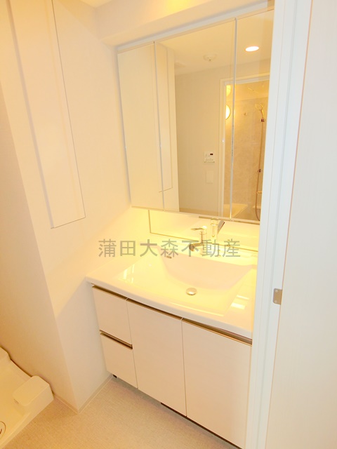 洗面設備　3面鏡の独立洗面台　洗面脱衣所