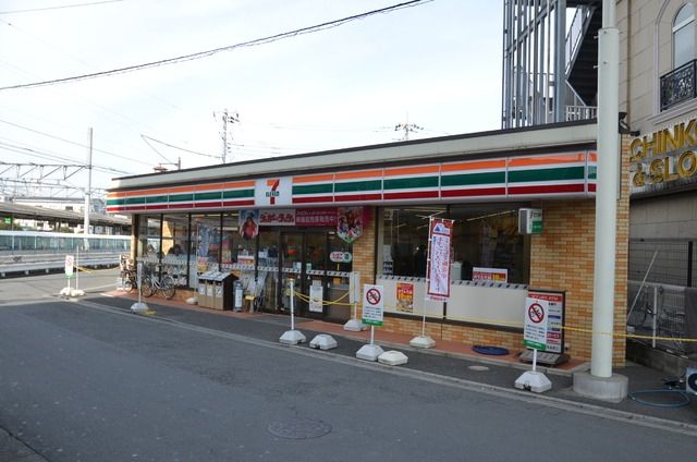 コンビニ　セブンイレブン（コンビニ）まで880m