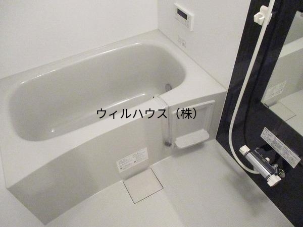 バス・シャワールーム　浴室乾燥機、追い焚き機能付きバス！