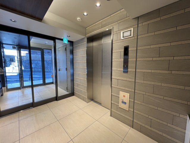 ロビー　エレベーターで重い荷物も楽々上がれますね！