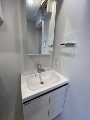 洗面設備　自分の顔がよく見える鏡ですね！