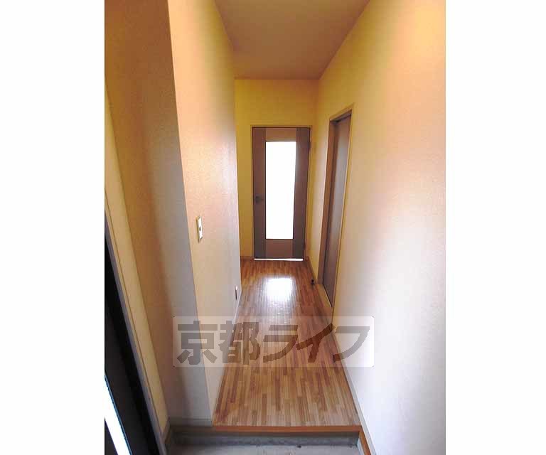 その他部屋・スペース　玄関から見た廊下の写真です！