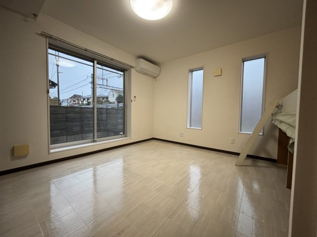 居室・リビング　明るい洋室です