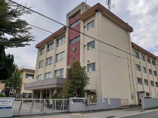 小学校　紀伊小学校様（小学校）まで450m