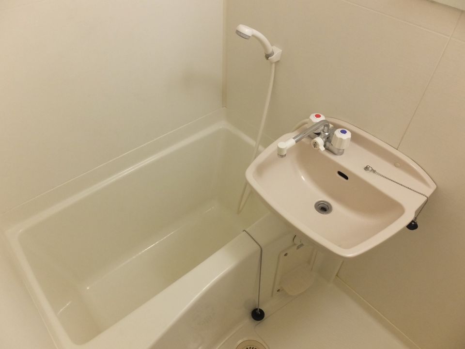 バス・シャワールーム　清潔感のある白を基調としたシンプルな浴室です。