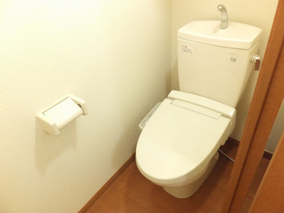 トイレ　温水洗浄便座なので１年中快適です。