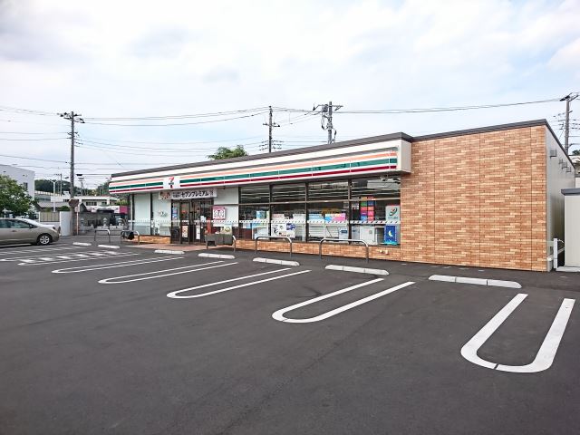 コンビニ　セブンイレブン（コンビニ）まで220m