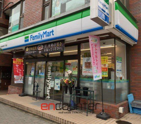 コンビニ　ファミリーマート世田谷新町店（コンビニ）まで30m