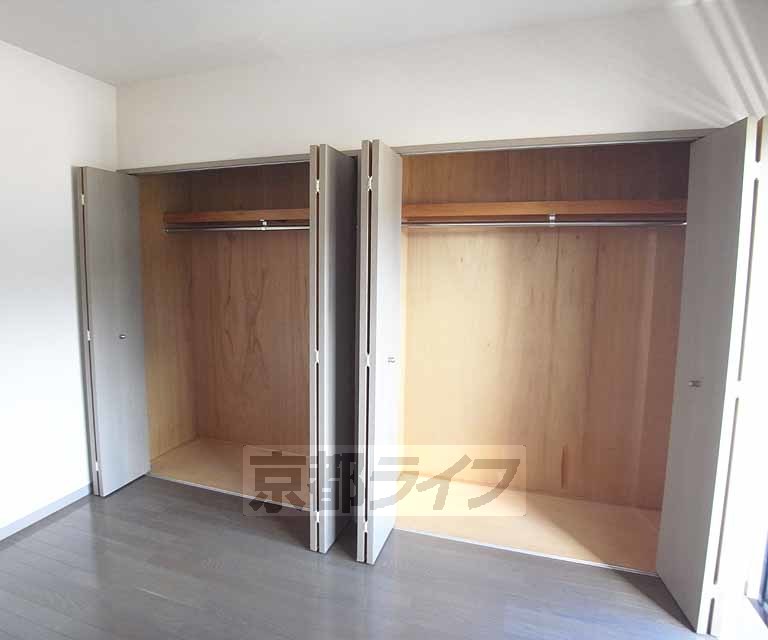 収納　壁横全面のクローゼットはオールシーズンの服も仕舞えますね