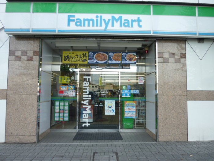 コンビニ　ファミリーマート飯能駅北口店（コンビニ）まで140m