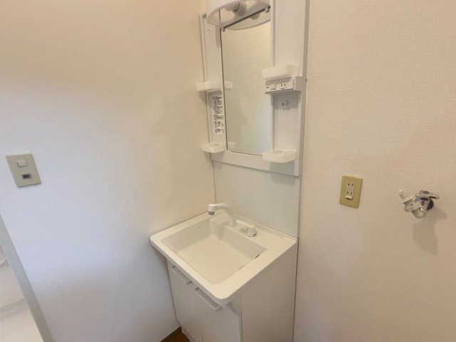 洗面設備　明るい洗面所です