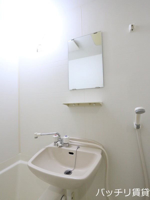 洗面設備　別号室タイプの為、現状を優先致します。