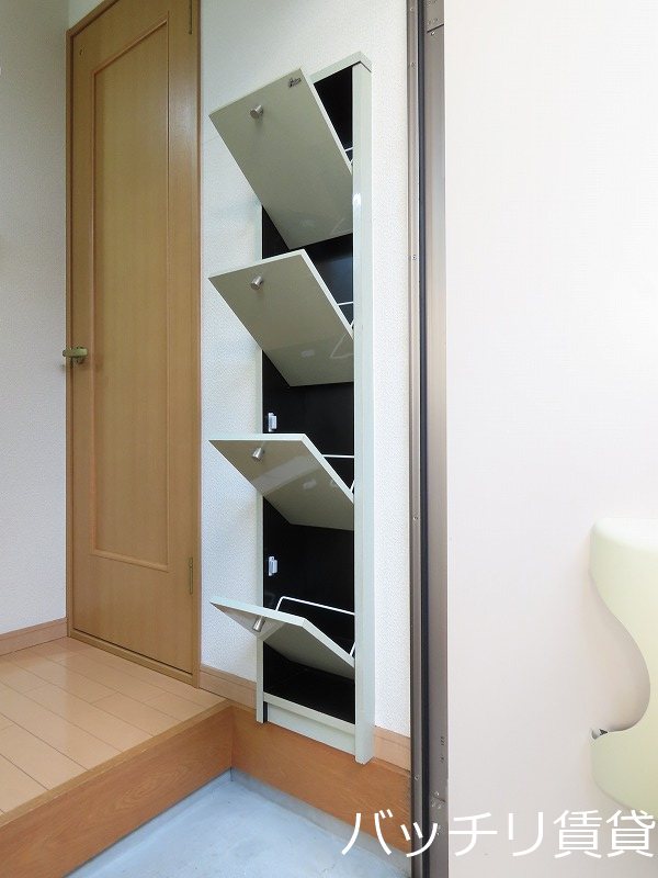 玄関　別号室タイプの為、現状を優先致します。