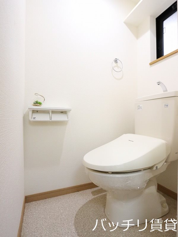 トイレ　別号室タイプの為、現状を優先致します。