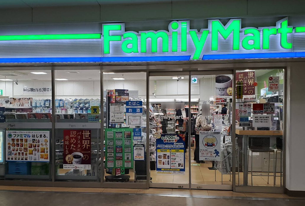 コンビニ　ファミリーマート武里駅店（コンビニ）まで218m