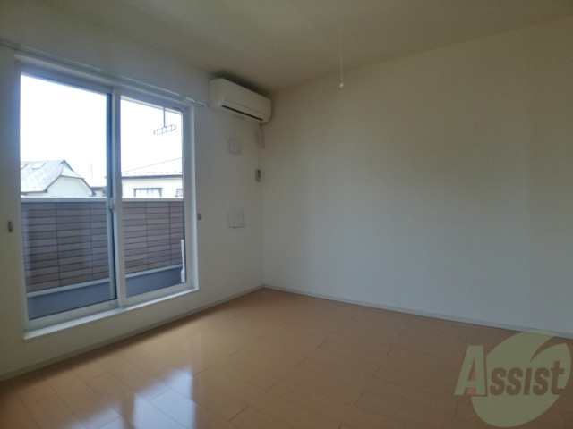 居室・リビング　ピカピカのフローリングが清潔感がありますね。