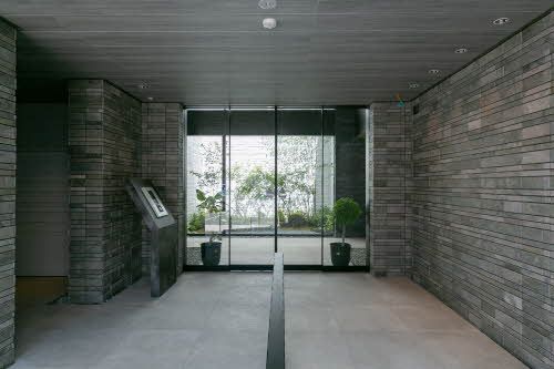 建物外観　共用玄関にはオートロックがついております。