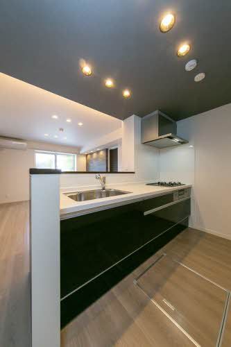 キッチン　ブラックとホワイトのコントラストが美しいキッチン。料理をし…