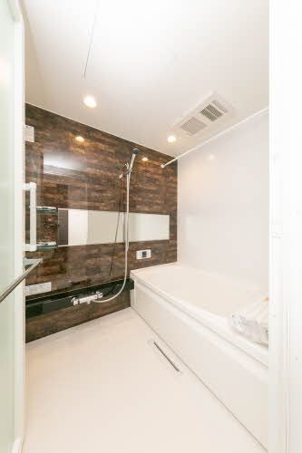 バス・シャワールーム　オシャレなアクセントを施したゆったりユニットバスです。浴室…