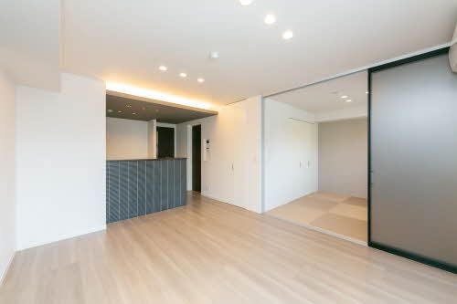 居室・リビング　アクセントクロスと間接照明がおしゃれなＬＤＫ。隣の居室と可…