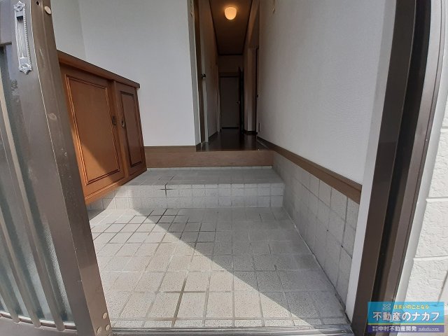 玄関　※過去の室内写真のため現況と異なる場合があります