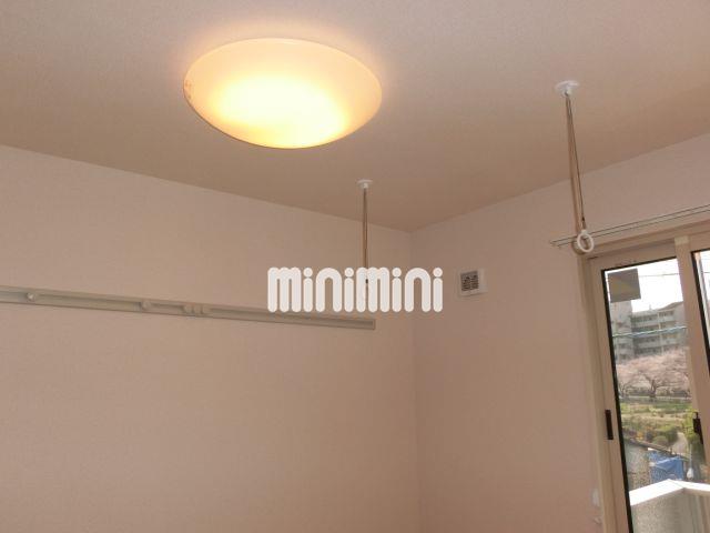 その他設備　室内洗濯ポール掛け＆ハンガーフックも備わってます