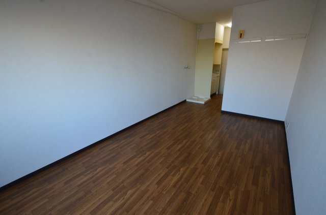 居室・リビング　床が落ち着いた色合いでとても綺麗です！