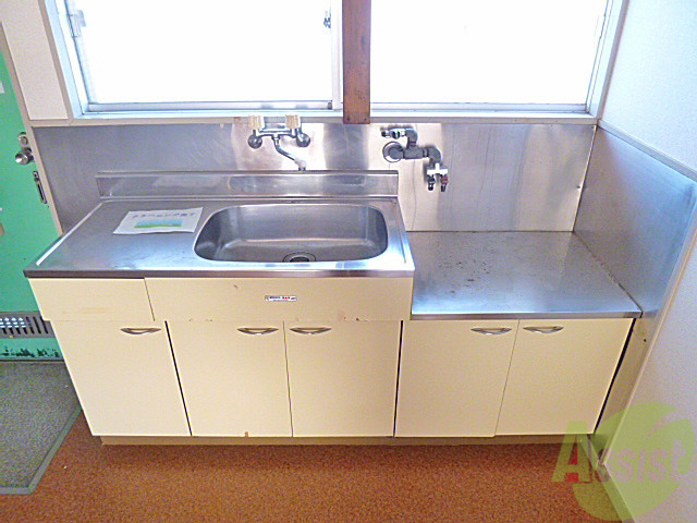 キッチン　窓付で明るく、自然換気もできて爽やかなキッチンです。