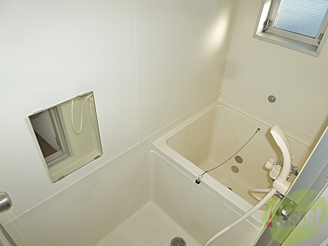 バス・シャワールーム　自然の風を招く窓付きバスルーム。湿気もたまりにくいですね。