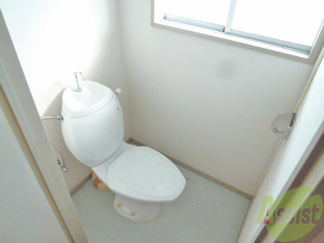 トイレ　ほらほら、これまた明るいトイレです。窓付なので換気も◎