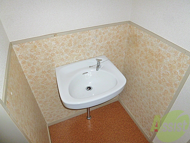 洗面設備　なんだかこの空間レトロさが活かされて可愛いですね。