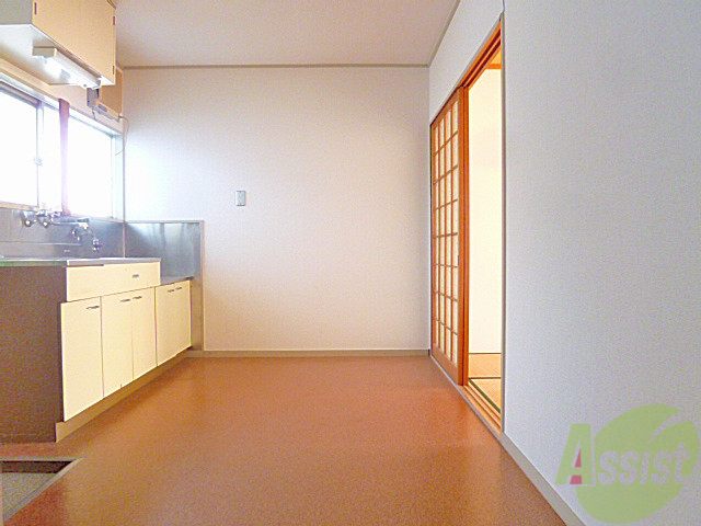 居室・リビング　風通しのいい爽やかな空間。５帖のダイニングです。