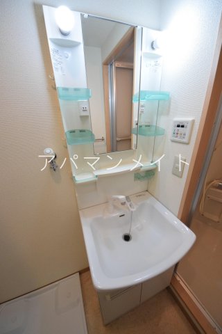 洗面設備　シャワー付き洗面台！