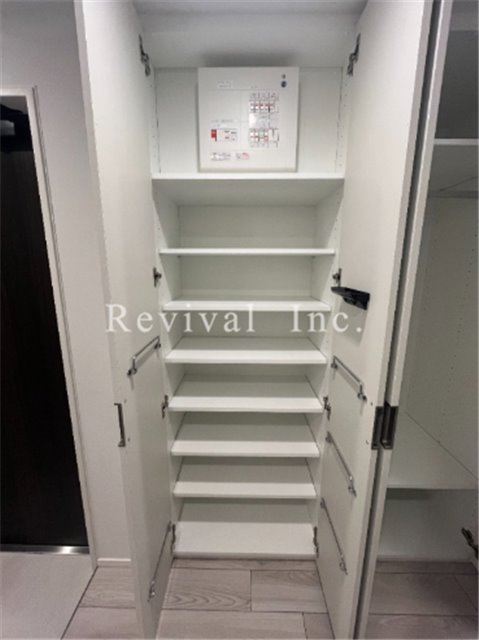 玄関　広めの玄関スペースでございます